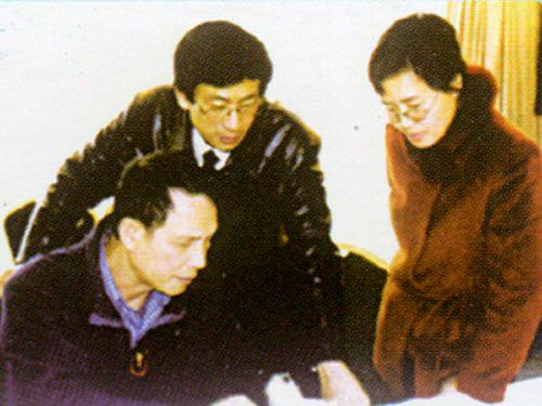 在座談會(huì)上華裔、南非客商通過(guò)攝像機(jī)交流